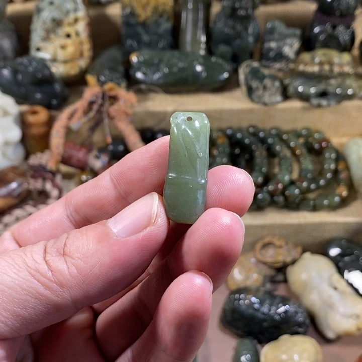 未镶嵌透闪石质玉挂件