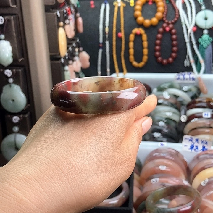 石英质玉手镯未镶嵌不***?