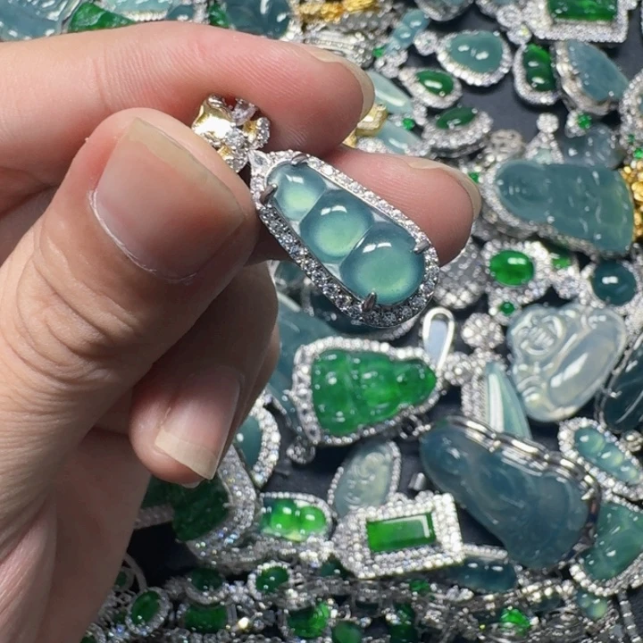 翡翠未镶嵌颈饰天然A货翡翠放漏