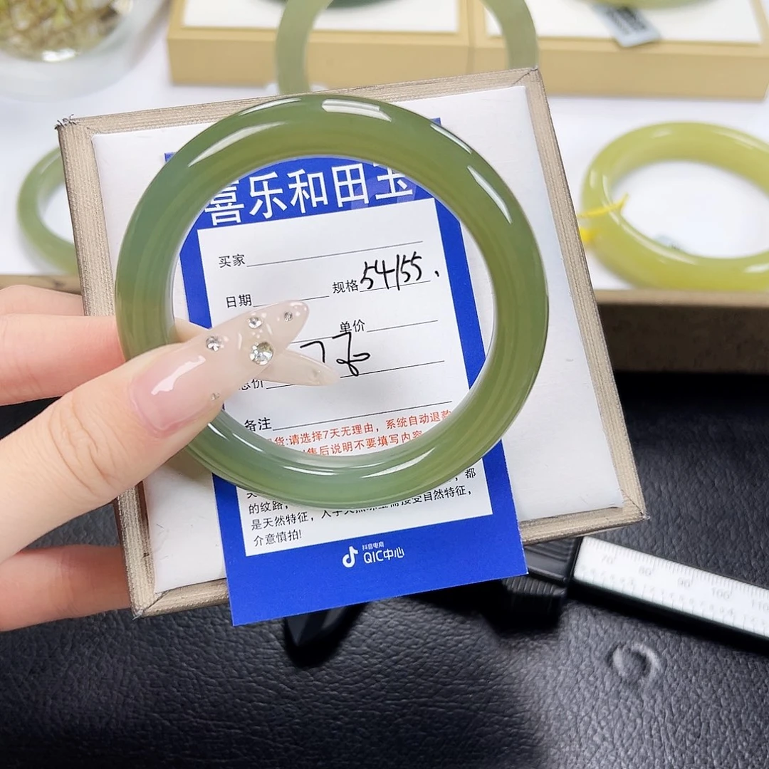 和田玉未镶嵌手镯