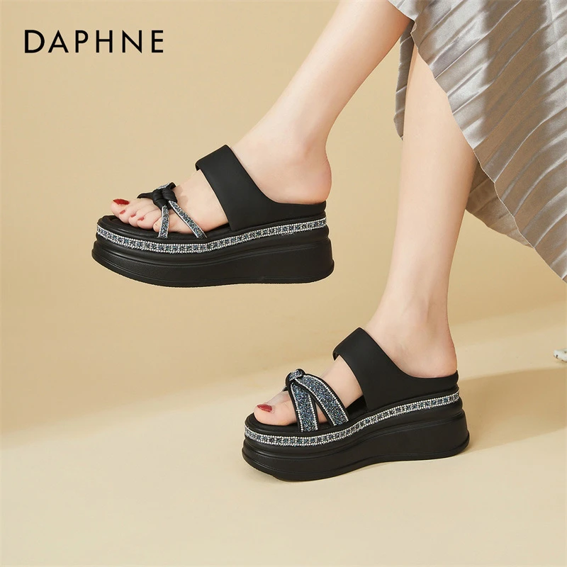 达芙妮厚底一字拖鞋女2025新款夏季黑色增高沙滩凉鞋外穿松糕凉拖