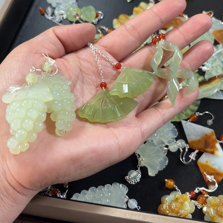 蛇纹石玉耳饰合金