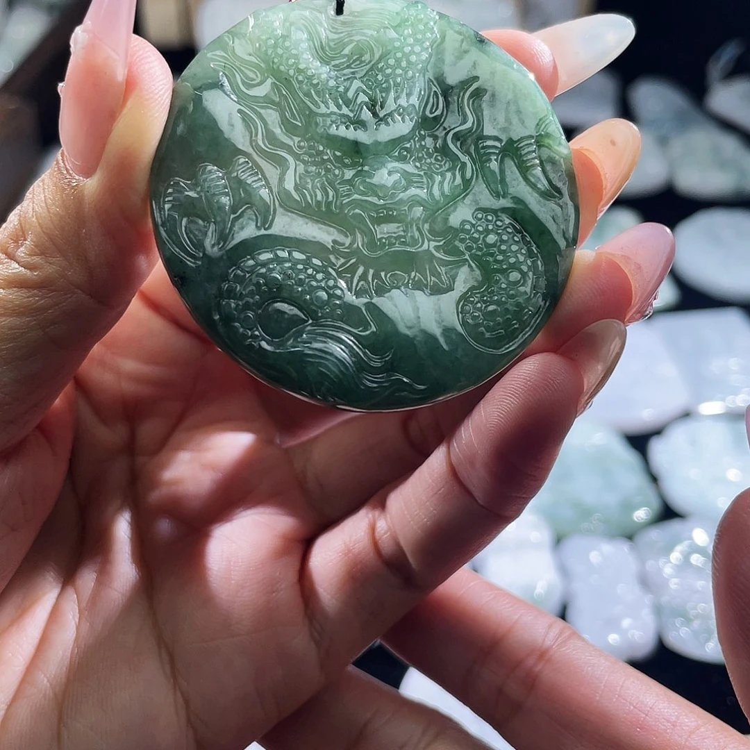 翡翠未镶嵌颈饰龙牌