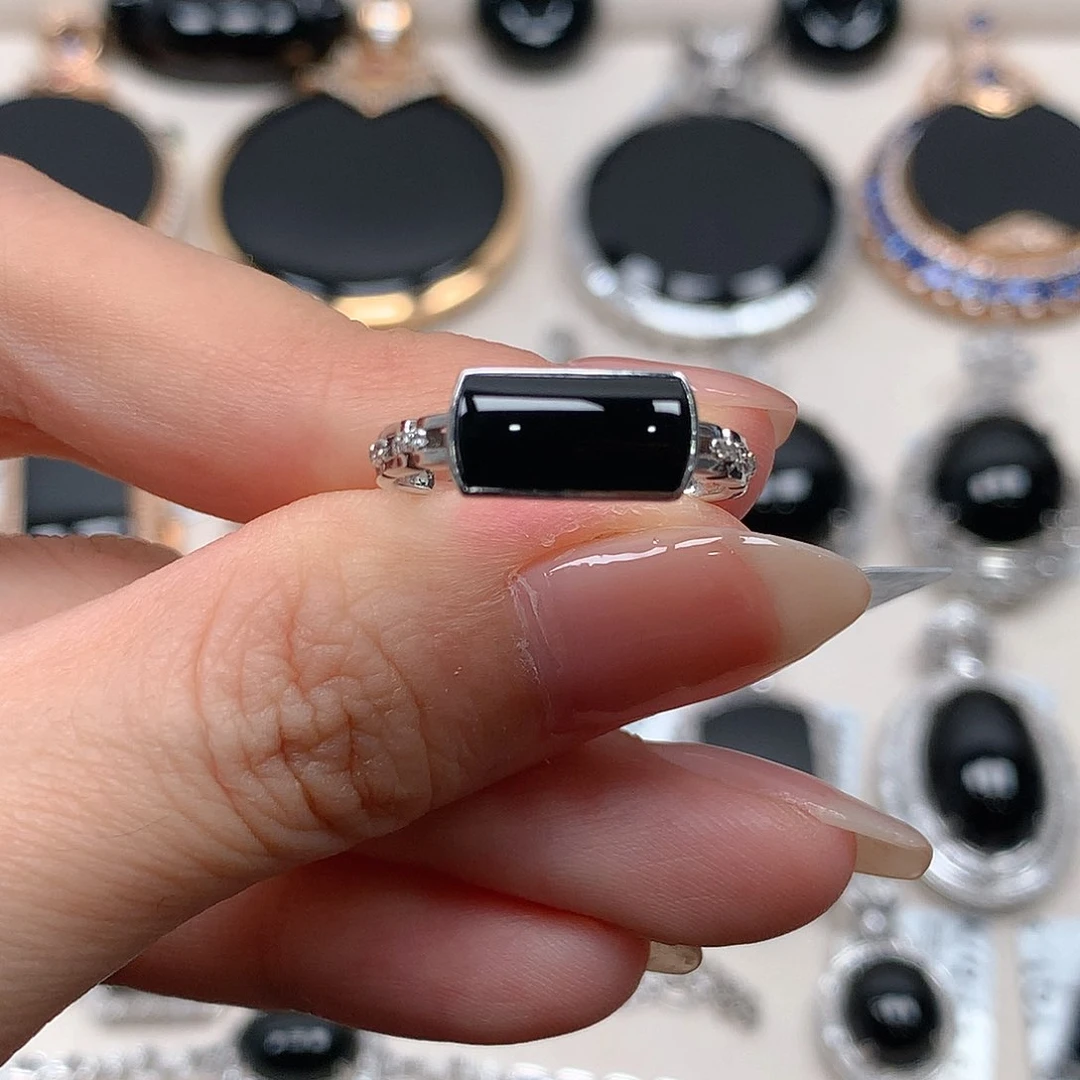 翡翠戒指18K金镶嵌马鞍