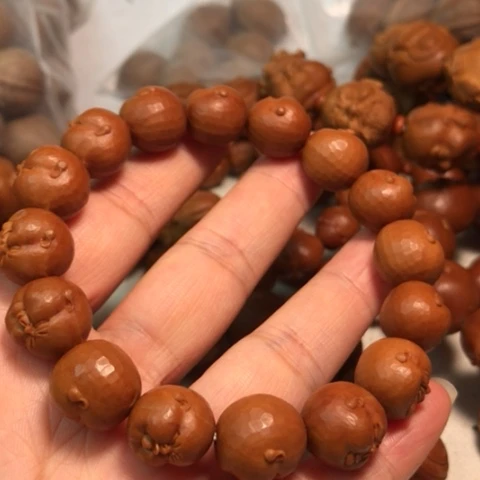 橄榄核其他小***?橄榄核雕手串人生百态