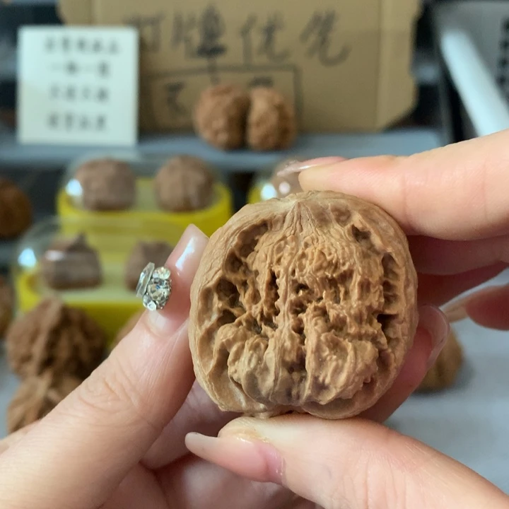鸿***吊坠文玩核桃异形单只，有瑕疵