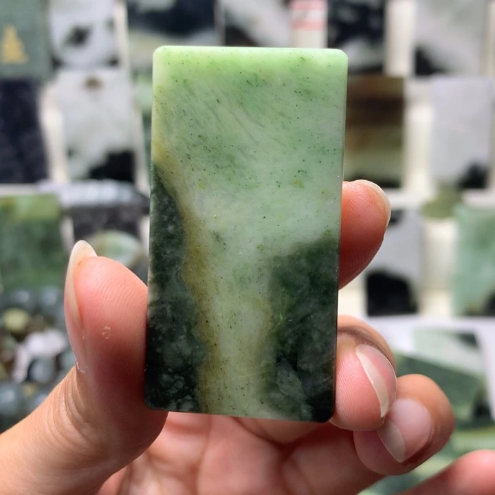 独山玉未镶嵌颈饰