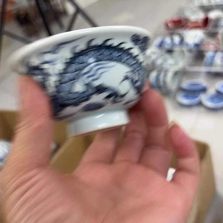 瓷片青花铠甲龙大压手杯景德镇