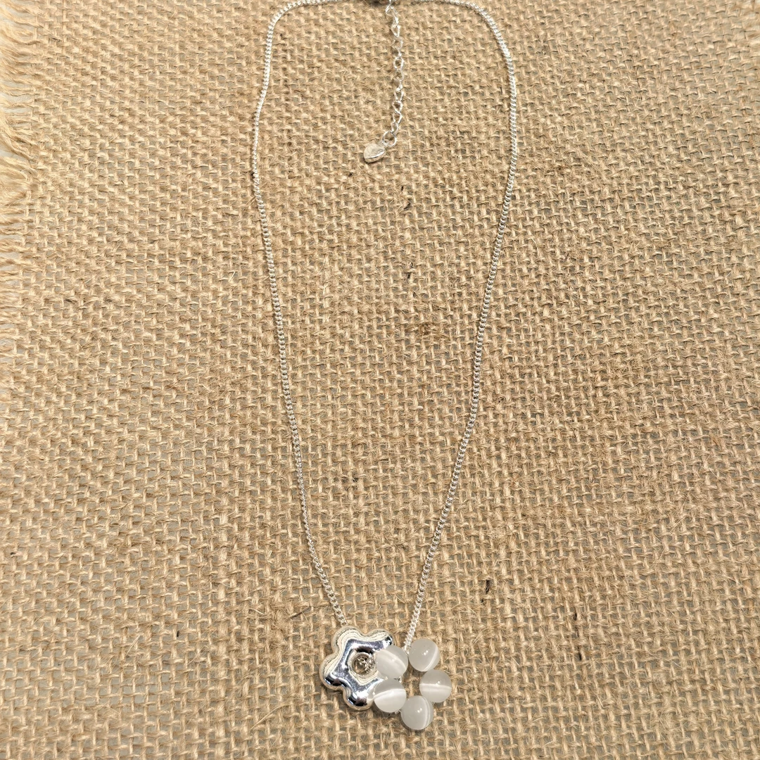 D123白色猫猫花朵项链