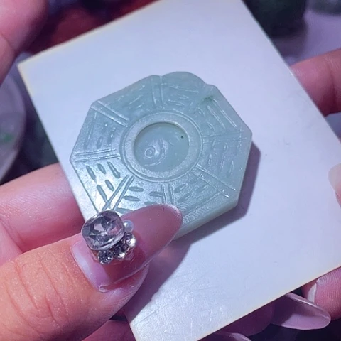 芷***3翡翠未镶嵌颈饰缅甸