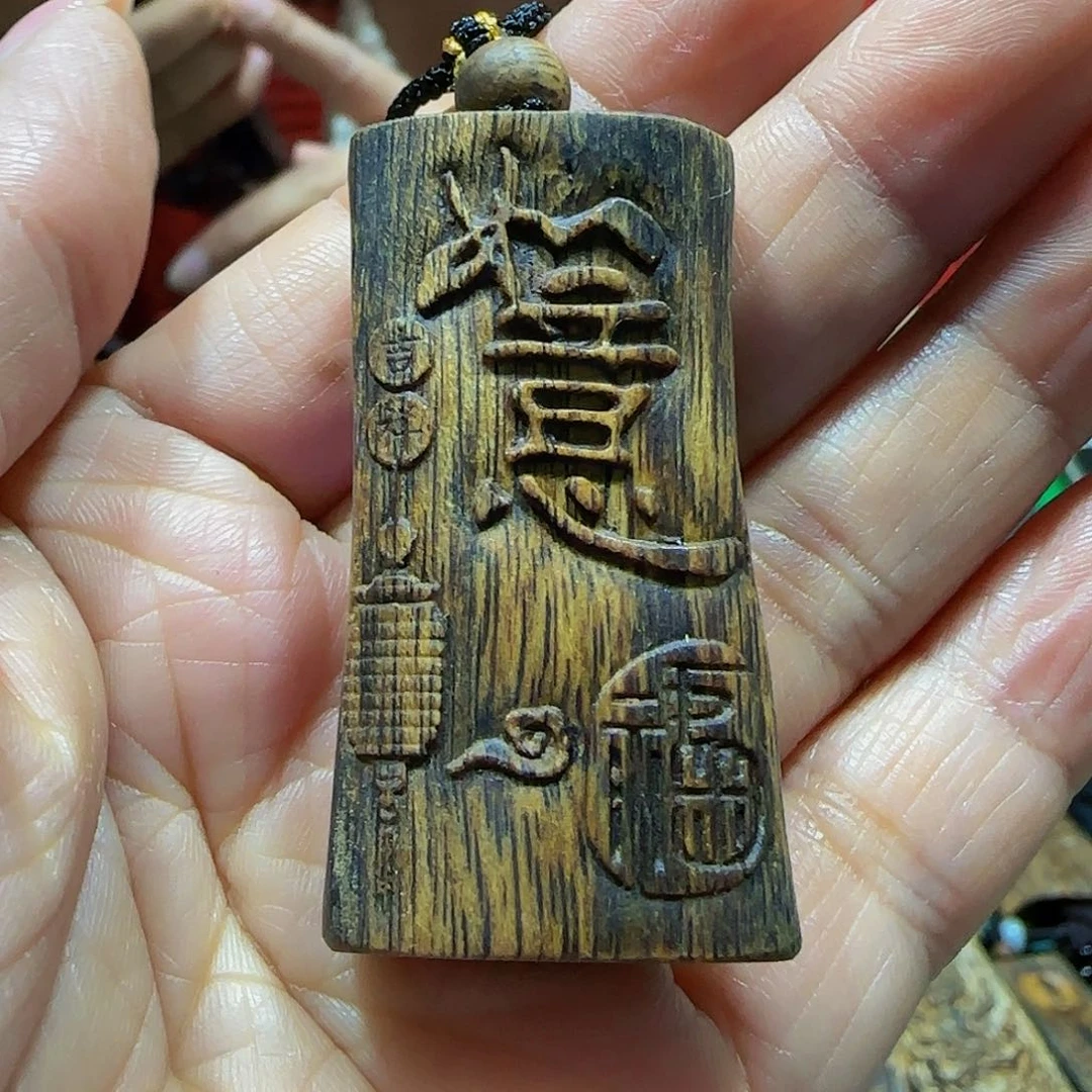 沉香吊坠海南白奇乌身老料雕刻如意带绳9.4克