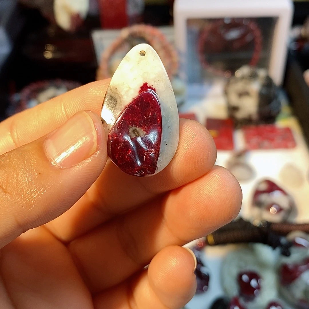 天然辰砂原石晶体吊坠