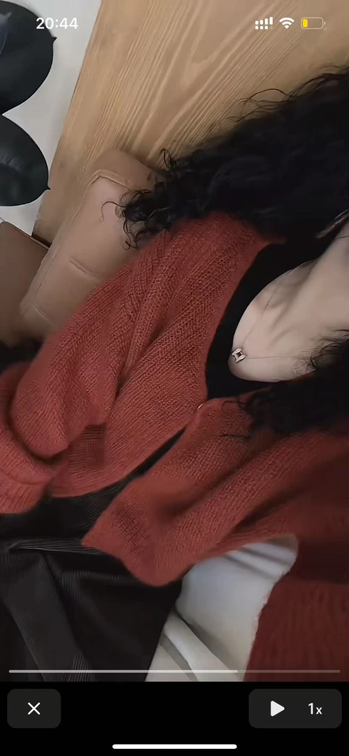 燕子家红色一粒扣开衫毛衣