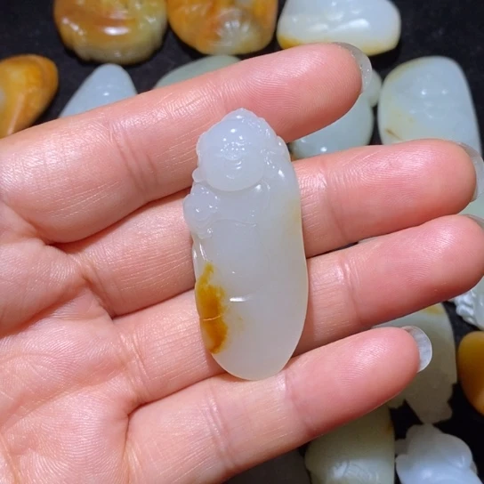 和田玉未镶嵌颈饰白**欢