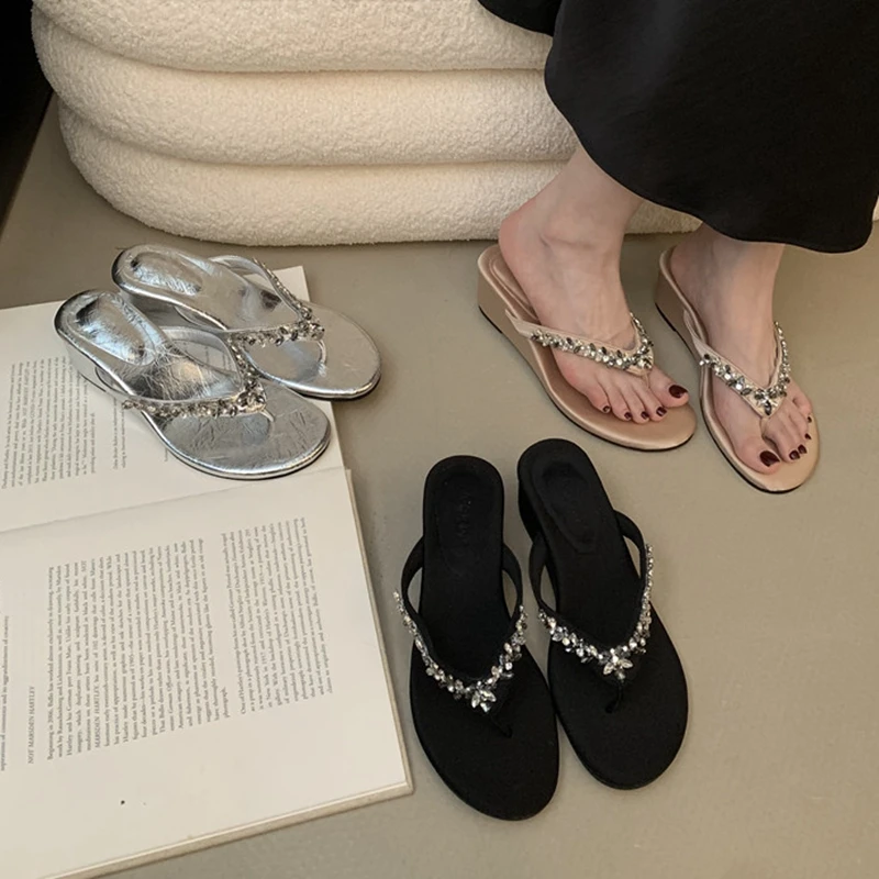 坡跟水钻人字拖夹脚拖鞋女夏外穿海边配裙子银色高跟凉拖鞋女鞋