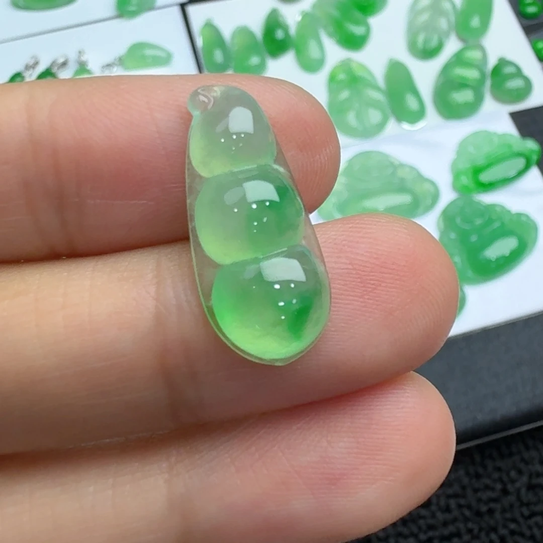 翡翠未镶嵌颈饰福豆