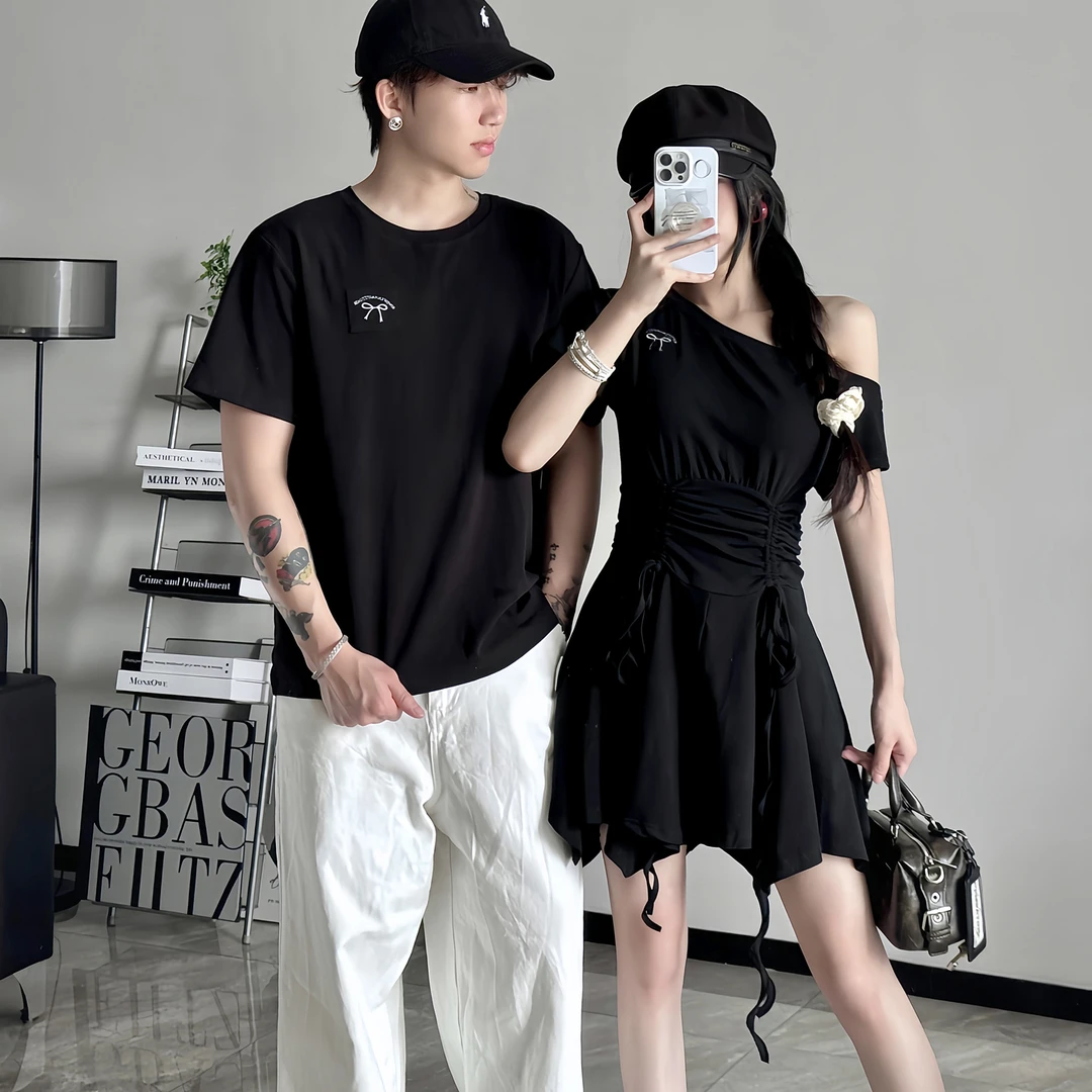 2025新款情侣装一裙一衣女露肩连衣裙夏季收腰显瘦小黑裙男士T恤