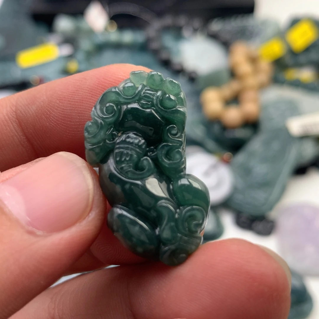 颈饰未镶嵌翡翠貔貅