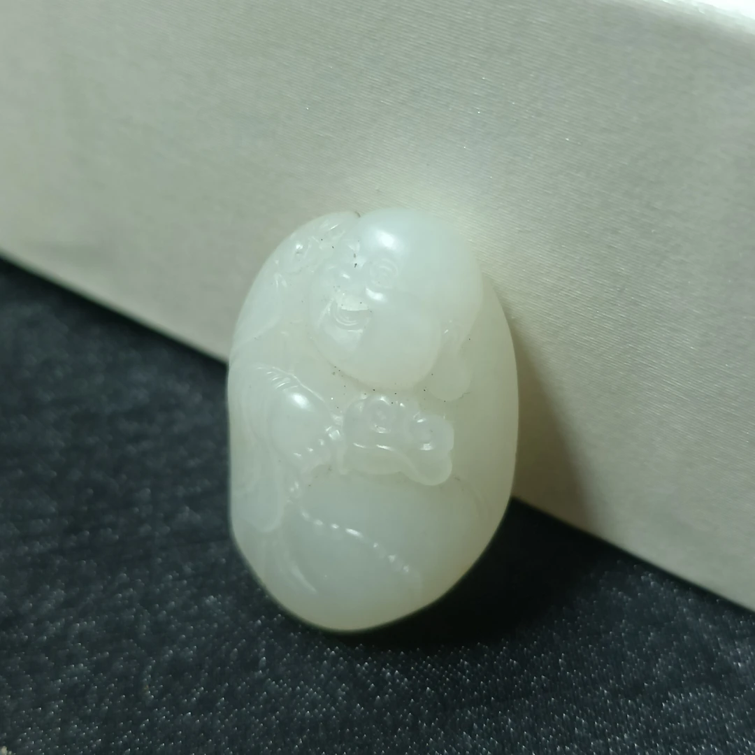 精美和田玉佛公吊坠