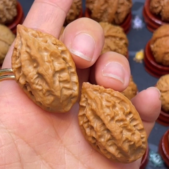 降魔杵野生小楸子高品质文玩，异型小手捻红皮超硬骨质上色快