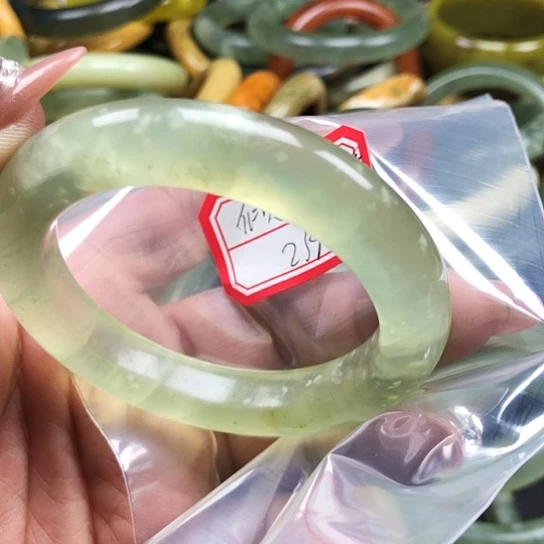 蛇纹石玉手镯未镶嵌倾**暖