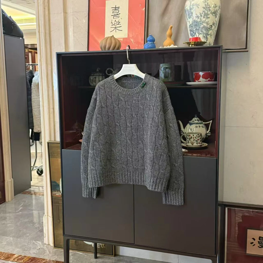 MYL 2025秋冬灰色羊绒圆领绞花针织衫绿钻胸针百搭上衣长袖