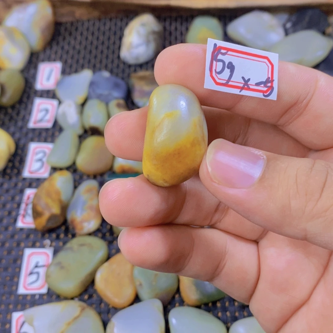颈饰未镶嵌和田玉（糖玉）