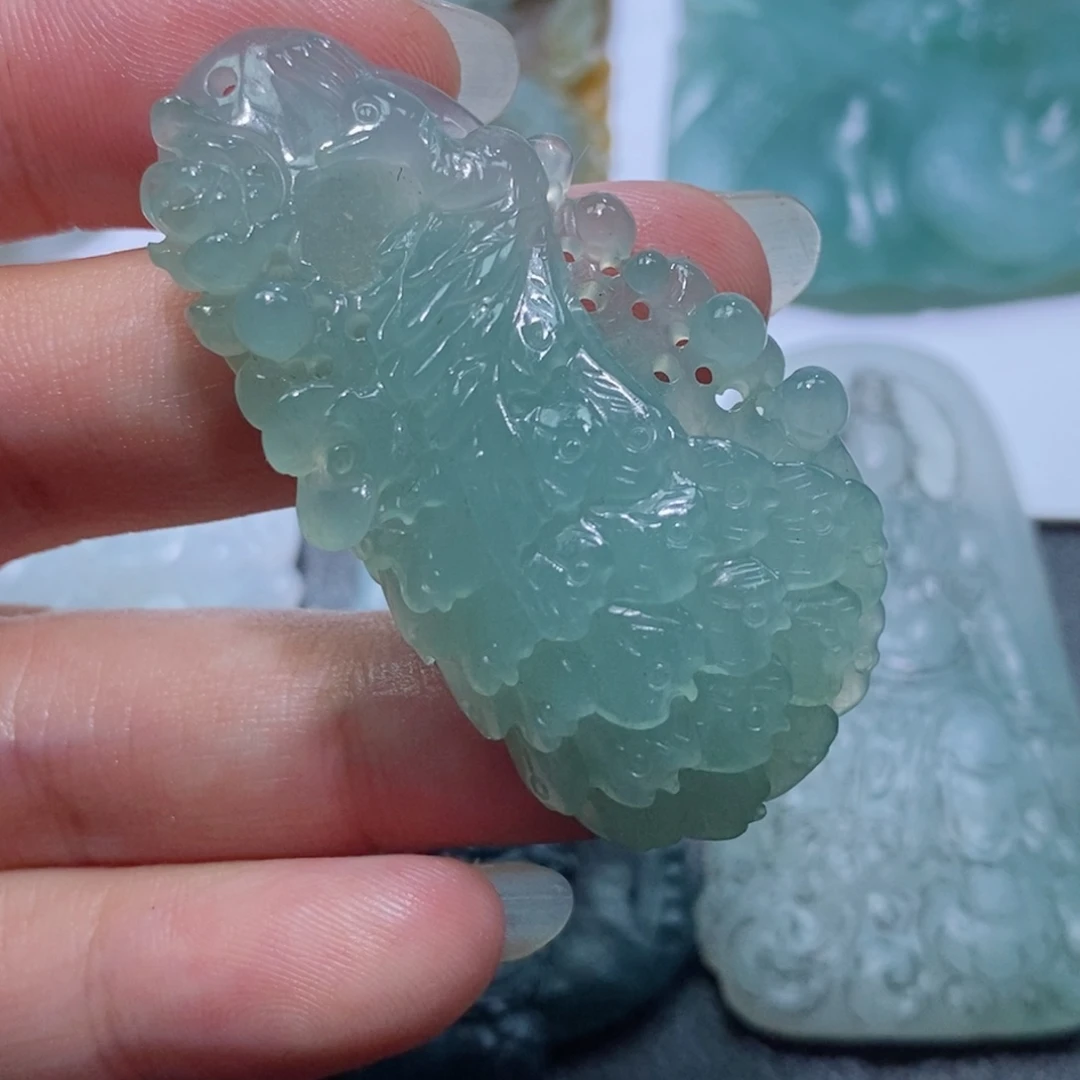 翡翠未镶嵌颈饰?**酱凤穿牡丹