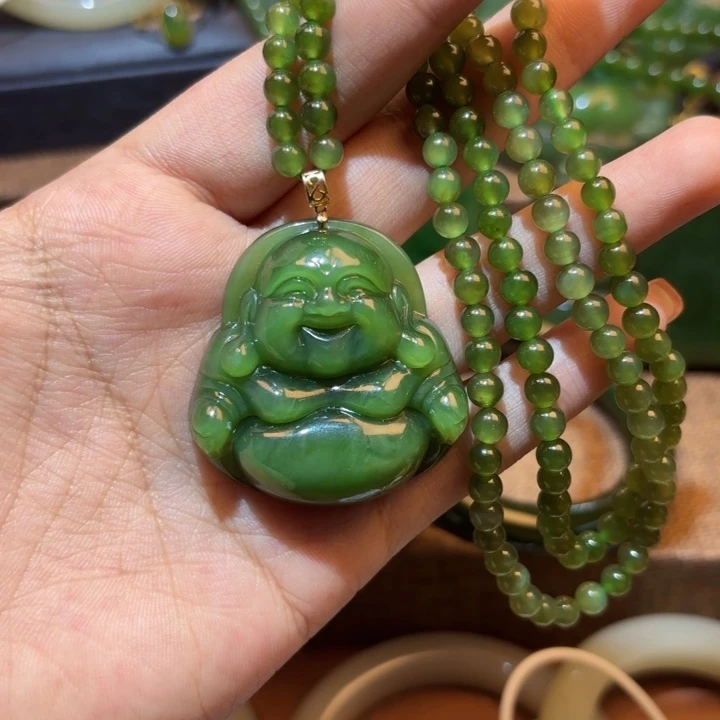 颈饰18K金镶嵌和田玉（碧玉）
