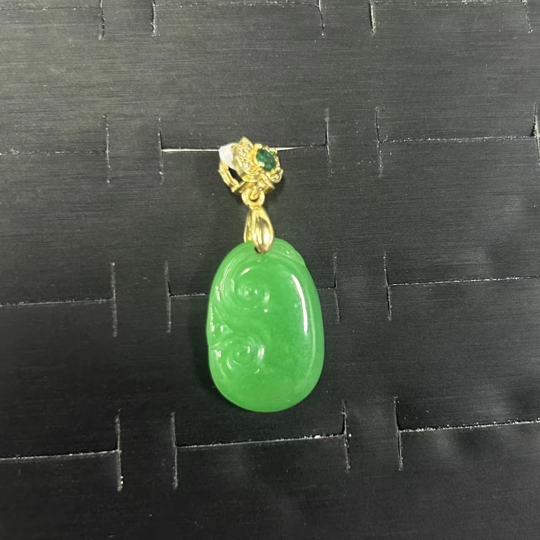 绿翠色如意玉石吊坠