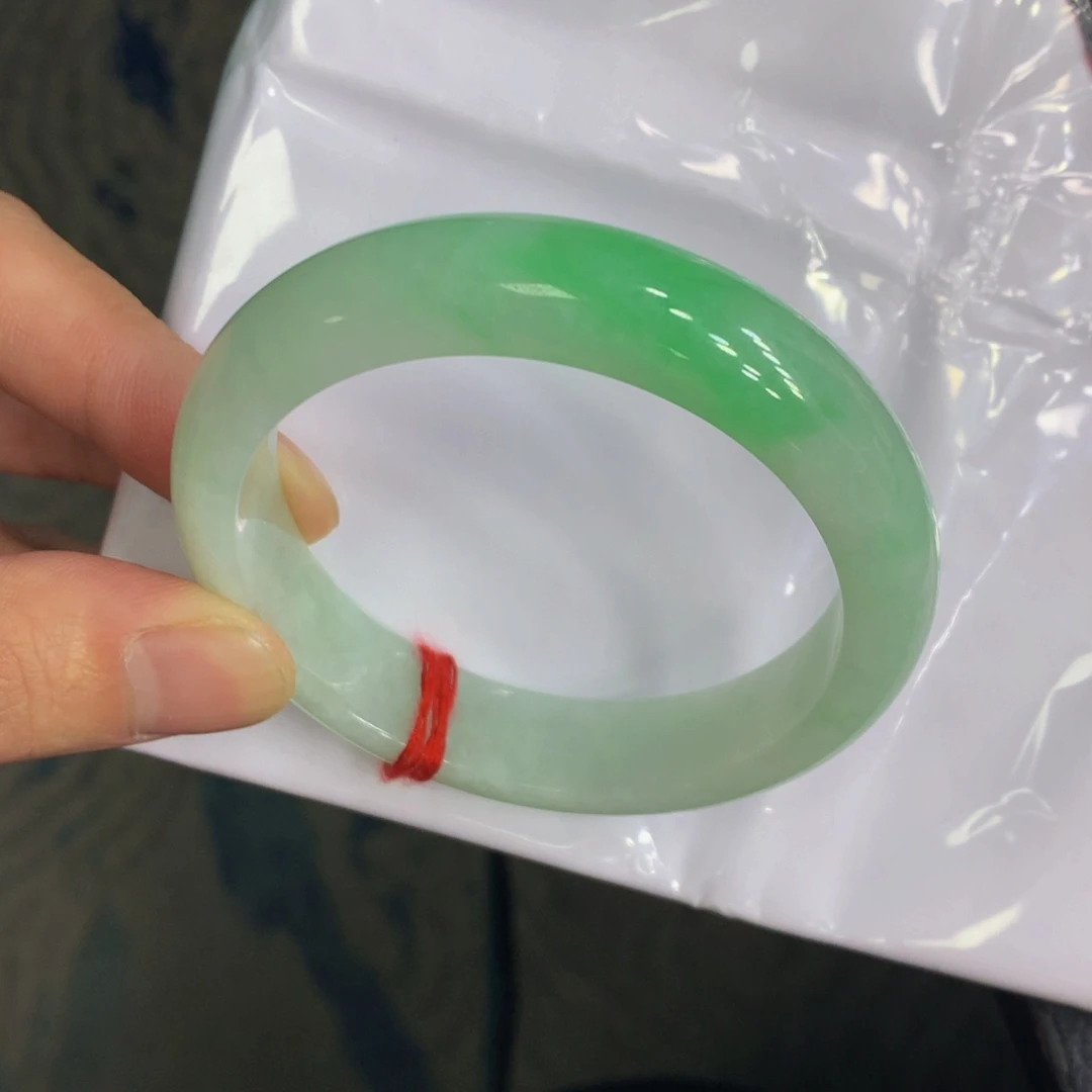 翡翠手镯未镶嵌翡翠