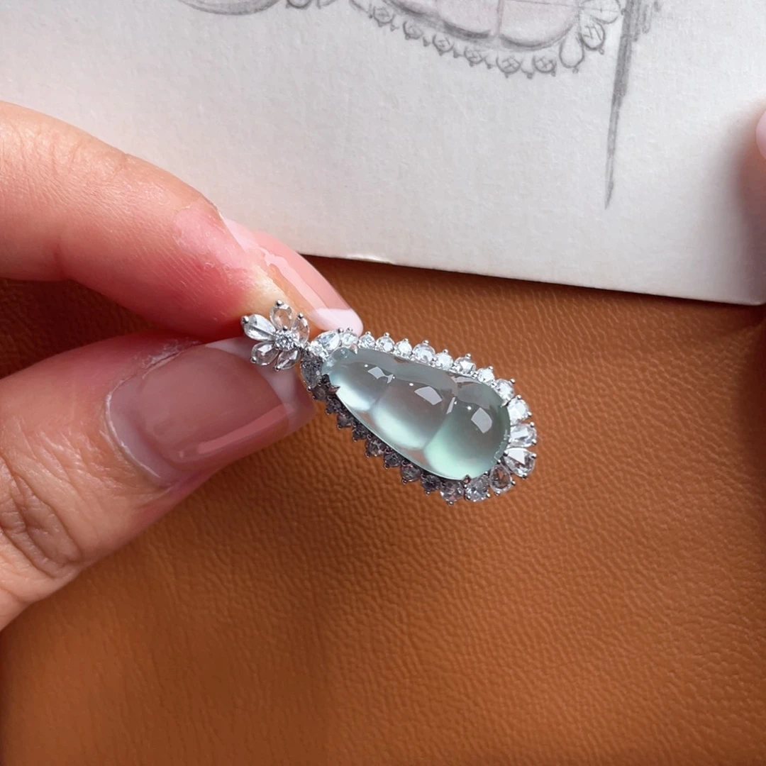 翡翠18K金镶嵌颈饰海洋心豆子