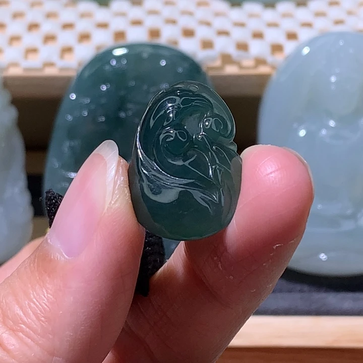 翡翠未镶嵌颈饰炸海豚