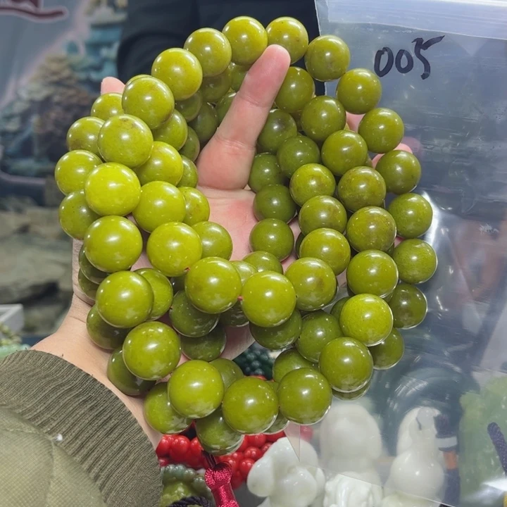 蛇纹石玉颈饰未镶嵌坦**见