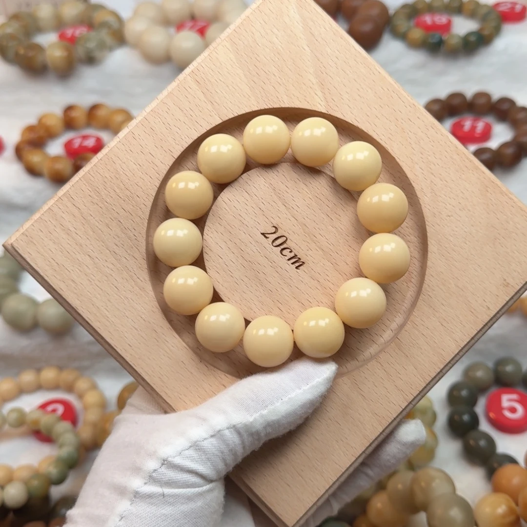 吊坠白玉菩提45-卡18天然风化老料奶黄