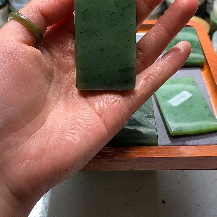 阿***乐和田玉未镶嵌珠宝半成品