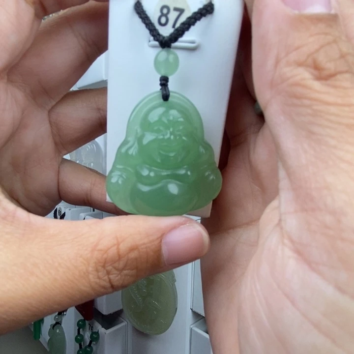 李***琼石英质玉未镶嵌颈饰