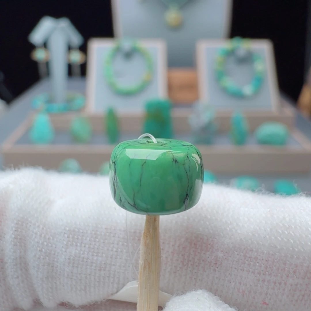 绿松石未镶嵌颈饰