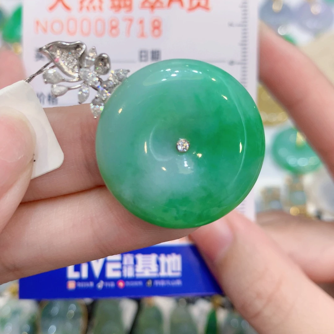 颈饰18K金镶嵌翡翠扣