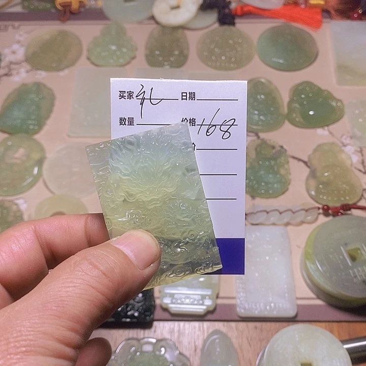 蛇纹石玉颈饰合金礼**书