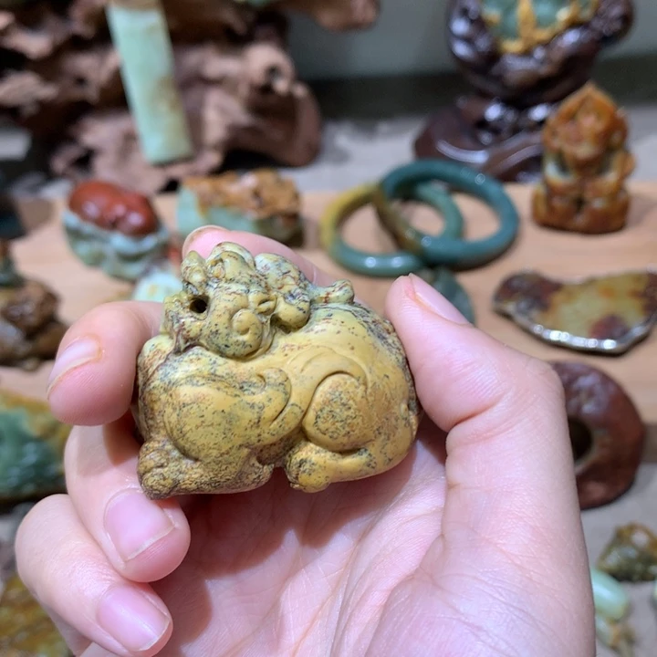 未镶嵌岫岩河磨玉（透闪石质玉）把件