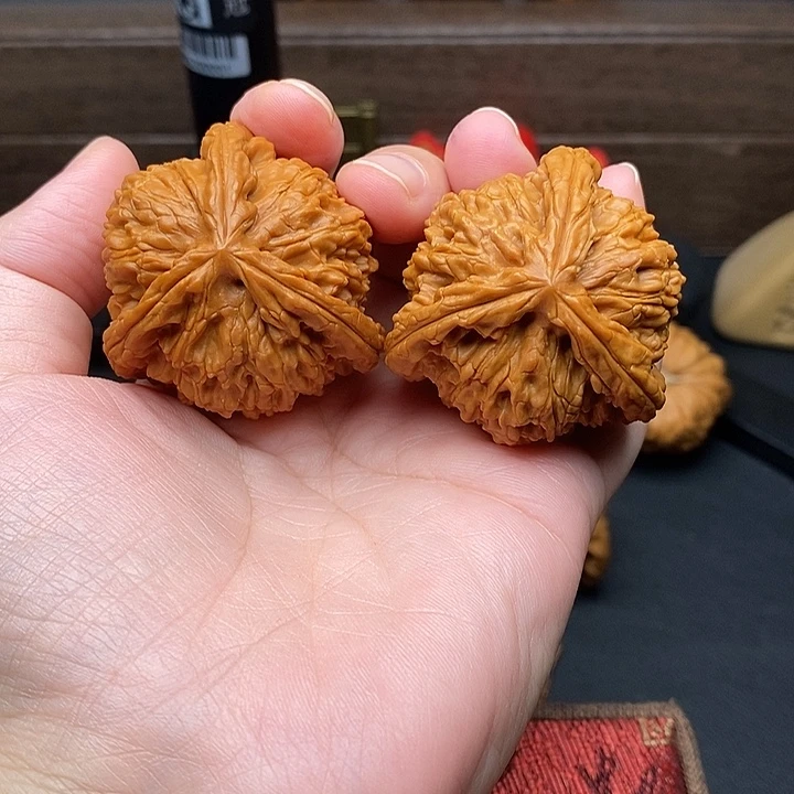 咸***头文玩核桃把件白奔