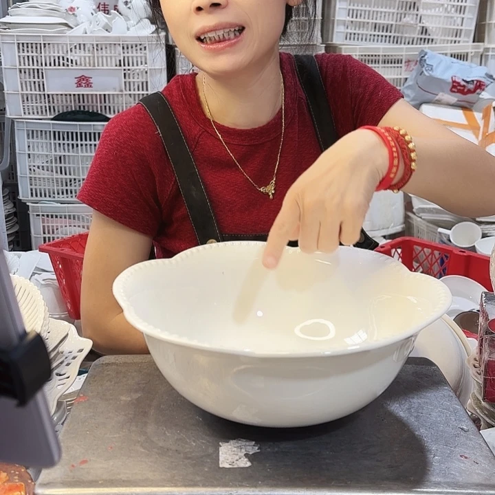 碟微瑕产品…….花朵大汤碗一个装