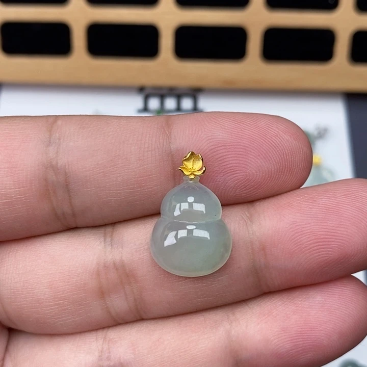 翡翠18K金镶嵌吊坠(赠链)葫芦