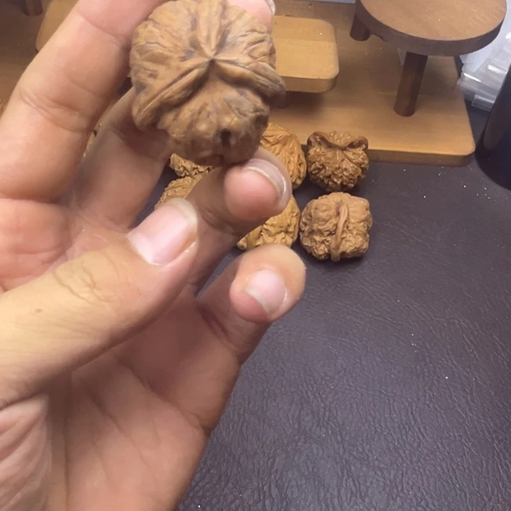 M***e吊坠桃核元宝三棱