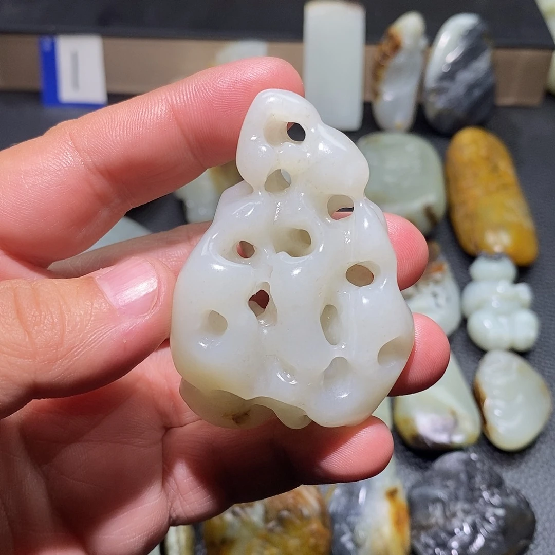 提***鸟和田玉未镶嵌颈饰