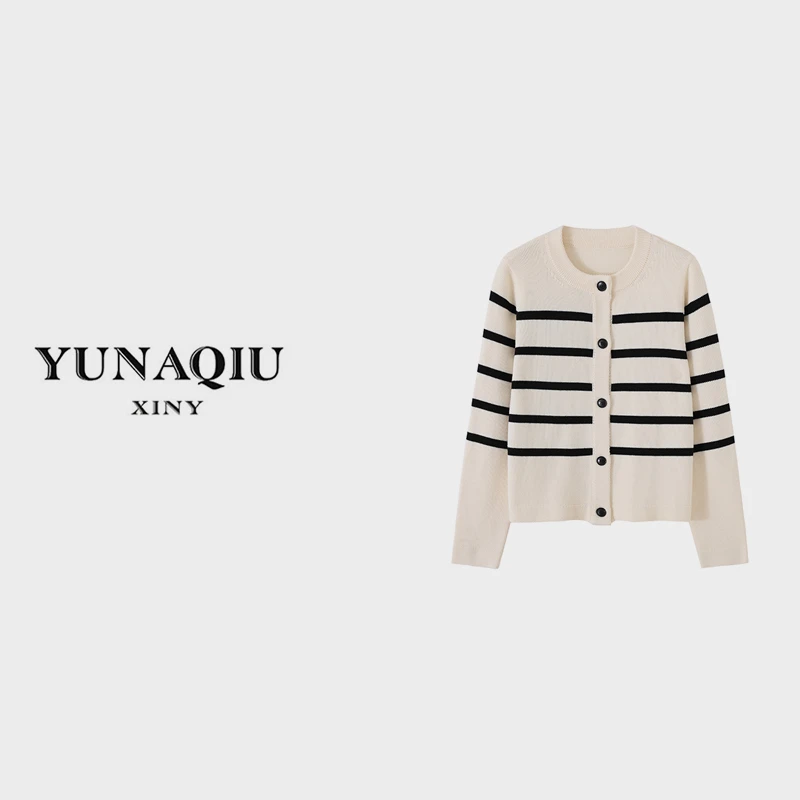 YUNAQIU早秋小香风经典黑白时尚气质圆领百搭长袖针织衫-8343