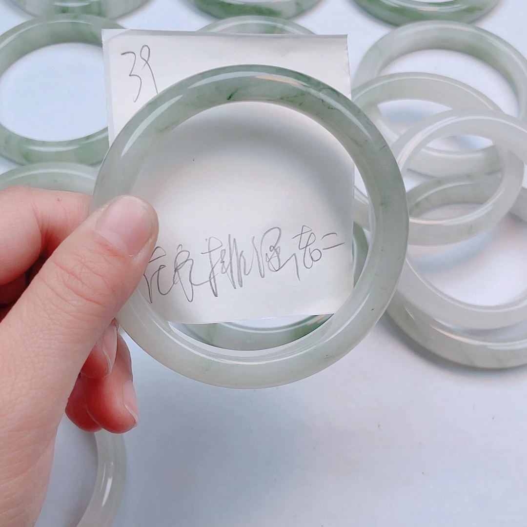 在***二石英岩玉未镶嵌手镯