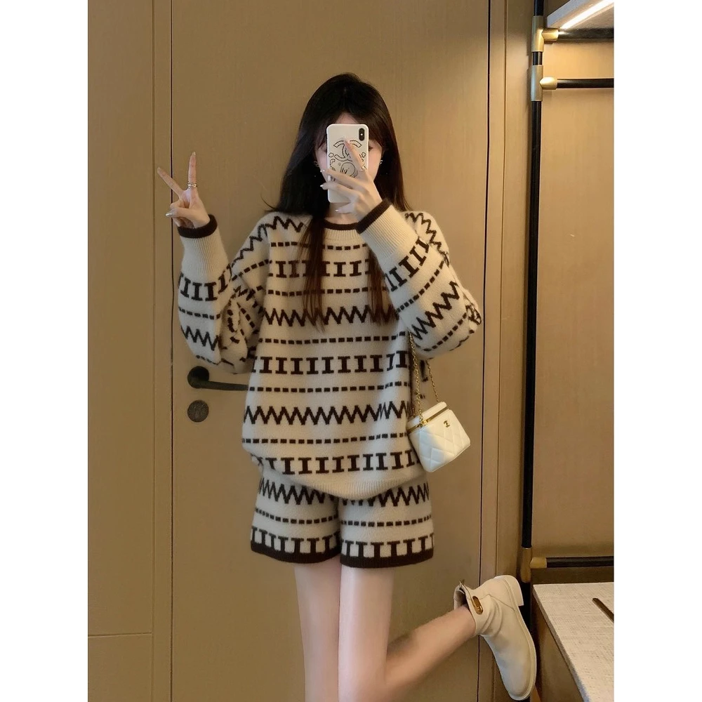 韩系休闲套装女士2025秋季新款慵懒风卡其色气质上衣短裤两件套装