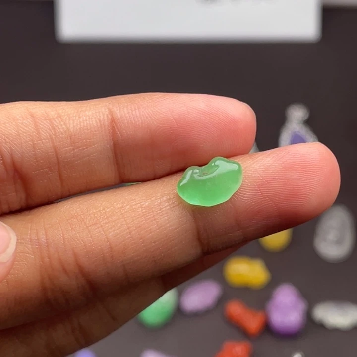 翡翠未镶嵌颈饰吊坠